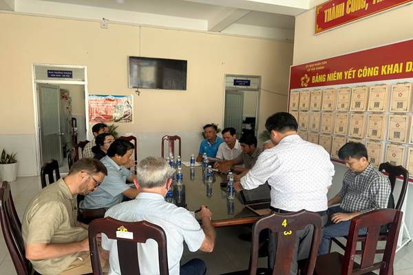 Buoi lam viec tai UBND xa Van Khanh