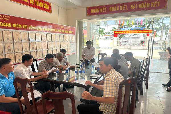 Cac dai bieu thao luan tai buoi lam viec